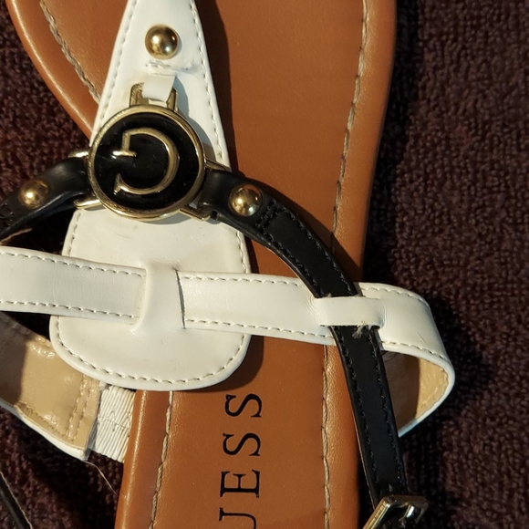 Guess flat sandals size 5 - Picture 3 of 4